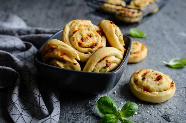 Güneş - kurutulmuş domates, yeşil soğan ve mozzarella peyniri ile doldurulmuş vejetaryen ekmek rulo