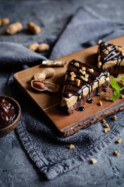 Fıstıklı dondurma ve çikolata tepesi ile lezzetli pasta