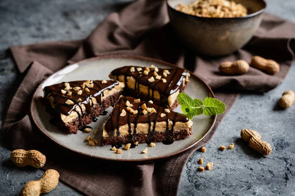 Läcker tårta med jordnöt smör grädde och choklad topping — Stockfoto