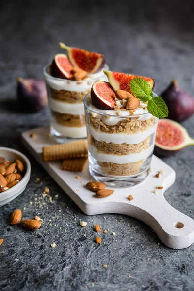 Vrstvené mascarpone dezert s drceným vanilkové sušenky, fíky a mandlemi — Stock fotografie