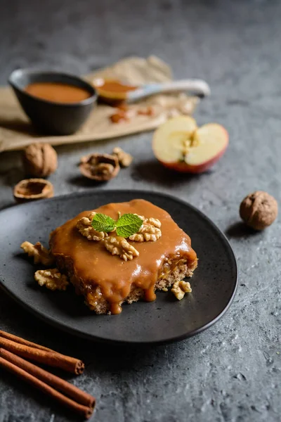 Ceviz Kek rendelenmiş elma katman ve karamel toping