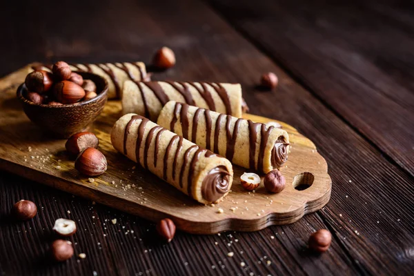Bisküvi tüpler fındık ezmesi ve çikolata ile doldurulmuş tepesi — Stok fotoğraf