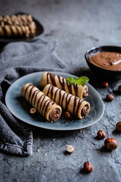Bisküvi tüpler fındık ezmesi ve çikolata ile doldurulmuş tepesi