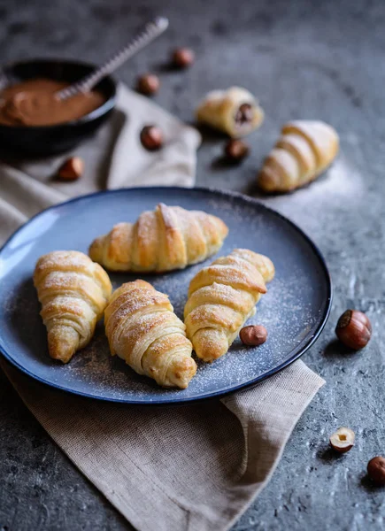 Ev yapımı kruvasan fındık ezmesi ile dolu