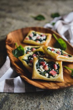 Tuzlu ıspanak pasta pastırma ve beyaz peynir ile