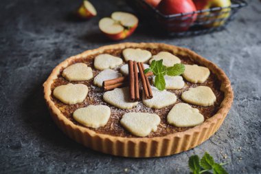 Tarçınlı elmalı turta.