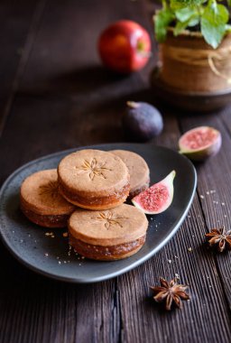 Yıldız anason kurabiye sandviç rendelenmiş elma ve incir karışımı ile dolu