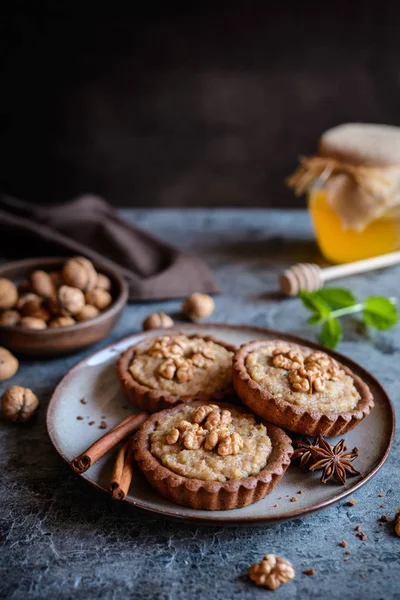 Deliciosas tartes de gengibre com recheio de nozes — Fotografia de Stock