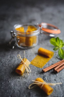 Mango ve tarçın oluşan meyve deri