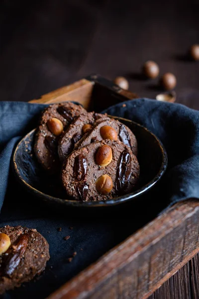 Schokoladen-Chia-Samen-Kekse mit getrockneten Datteln und Macadamia-Nüssen — Stockfoto