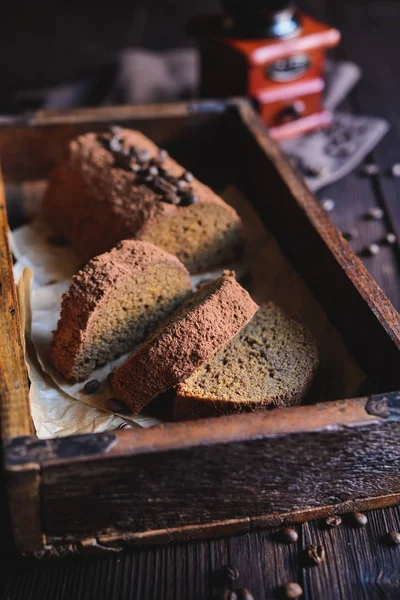 Tort de pâine de cafea învelit cu pudră de cacao — Fotografie, imagine de stoc