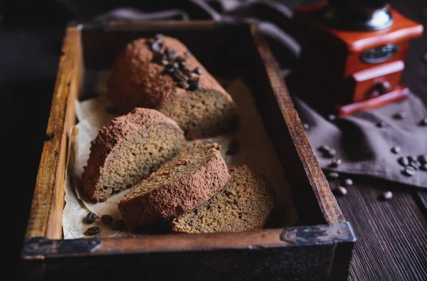 Tort de pâine de cafea învelit cu pudră de cacao — Fotografie, imagine de stoc
