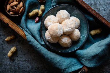 Hindistan cevizi ve badem ile hiçbir fırında fıstık ezmesi Snowballs