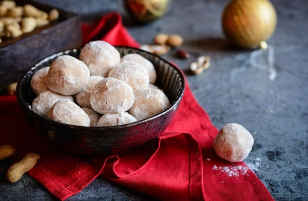 Ingen baka jordnötssmör snöbollar med kokos och mandel — Stockfoto