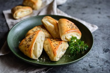 Koyun sütü peynirli fırında rulo