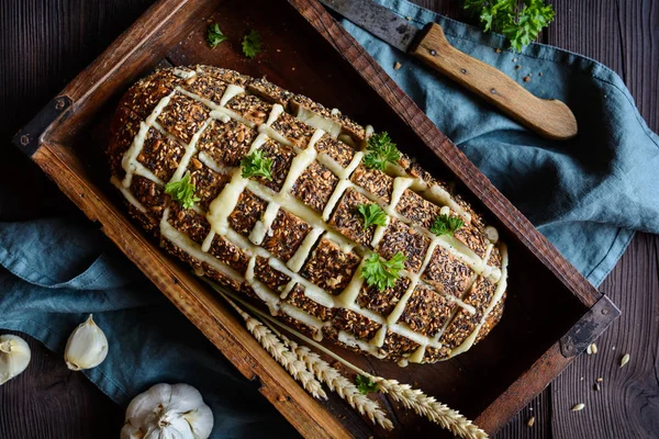 Taze çekme ayrı ekmek peynir ve sarımsak ile — Stok fotoğraf