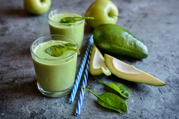 Healthy avocado, spinach and apple smoothie — Stock Photo, Image