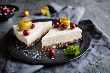 Badem, Kuru erik ve chia tohum kabuk ile fırında yoğurt ve Hindistan cevizi pasta