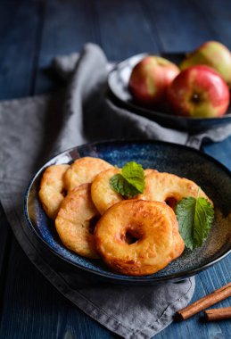 Kızarmış elma halkaları bir meyilli olarak