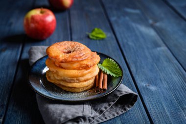 Kızarmış elma halkaları bir meyilli olarak
