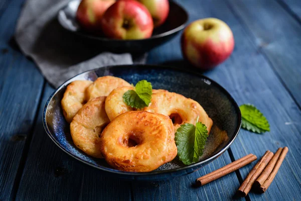 Sült alma gyűrűk a tésztát — Stock Fotó