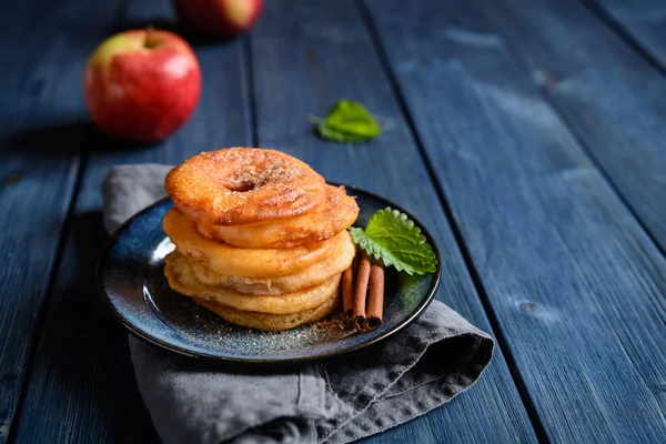 Inele de mere prăjite într-un aluat — Fotografie, imagine de stoc