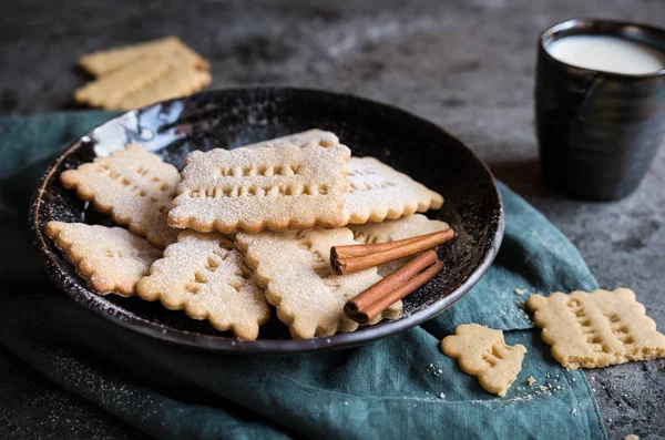 Miere de casă ștampilată și biscuiți cu scorțișoară — Fotografie, imagine de stoc