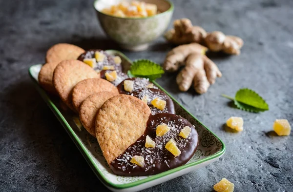 Имбирное печенье, украшенное шоколадом и кусочками имбиря — стоковое фото