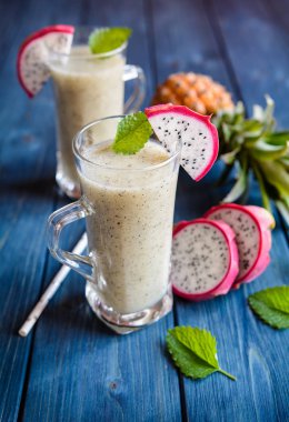 Taze Dragon meyve ve ananas güler yüzlü