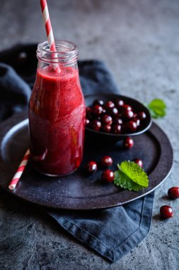 Bir cam şişe kızılcık güler yüzlü