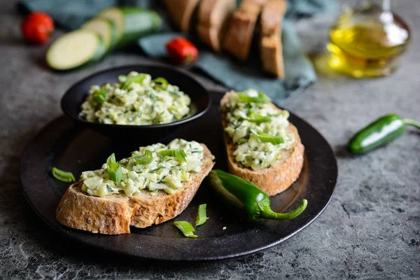 स्वस्थ zucchini प्याज, लहसुन और क्रीम पनीर के साथ फैला हुआ — स्टॉक फ़ोटो, इमेज