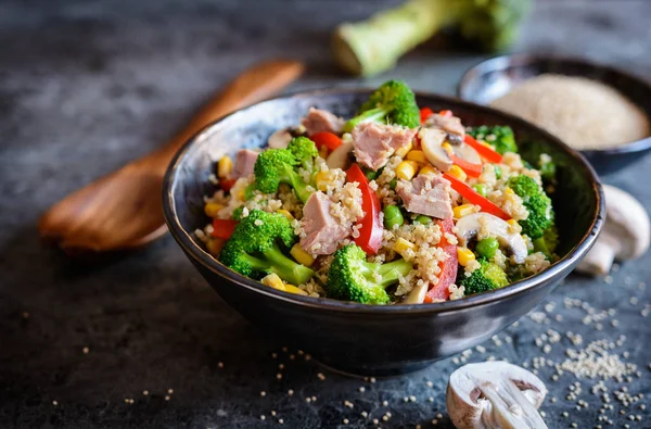 Salad Quinoa dengan tuna, brokoli, kacang polong, jagung dan jamur — Stok Foto