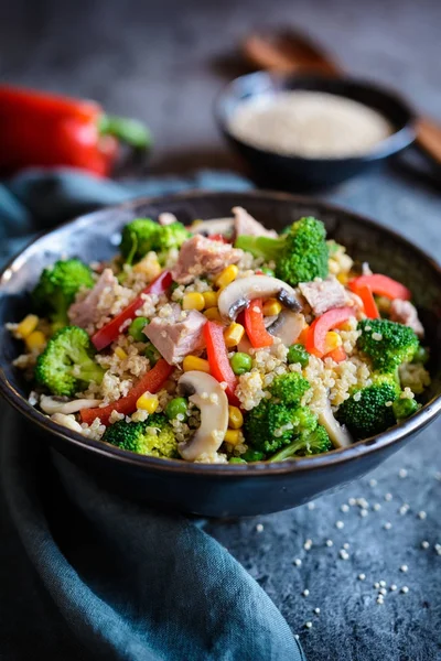 Quinoasalat mit Thunfisch, Brokkoli, Erbsen, Mais und Pilzen — Stockfoto