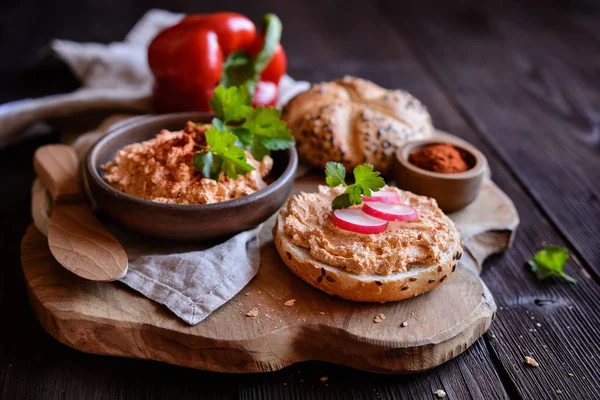 Obatzda - geleneksel Bavyera yayılmış peynir, tereyağı, soğan, kırmızı biber tozu ve bira yapılan — Stok fotoğraf