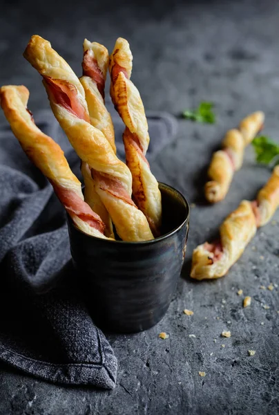 Puff pastry Twisted tongkat dengan bacon — Stok Foto