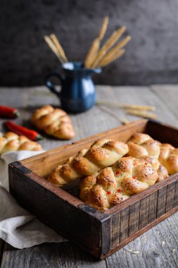 Kırmızı biber, biber ve chia tohum örgülü ekmek rulo