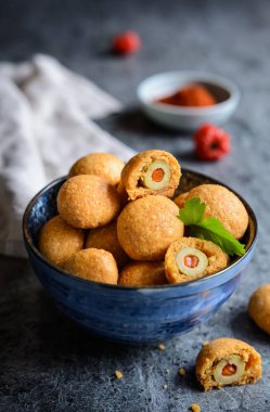 Peynir ve kırmızı biber hamur fırında zeytin