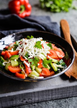 Shopska salata - Bulgar salata domates, salatalık, biber, yeşil soğan, maydanoz ve peynir ile