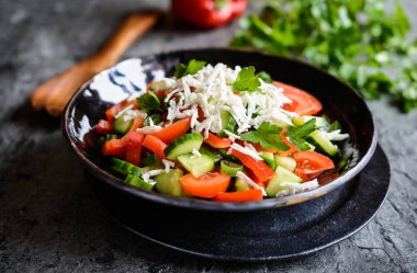 Shopska salata - Bulgar salata domates, salatalık, biber, yeşil soğan, maydanoz ve peynir ile