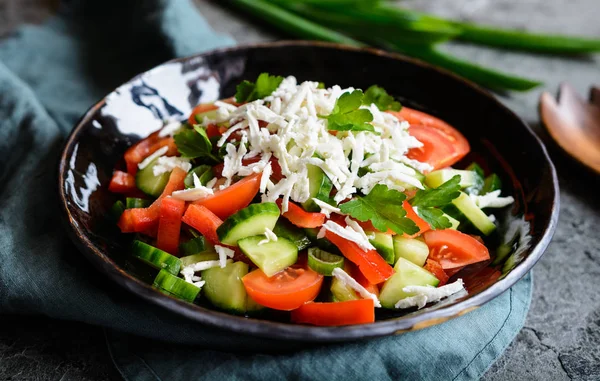 Shopska Salat - bulgarischer Salat mit Tomaten, Gurken, Paprika, Zwiebeln, Petersilie und Käse — Stockfoto