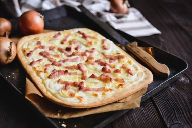 Geleneksel Tarte flambee Creme fraiche, peynir, soğan ve pastırma ile