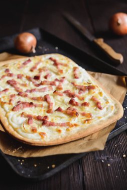 Geleneksel Tarte flambee Creme fraiche, peynir, soğan ve pastırma ile