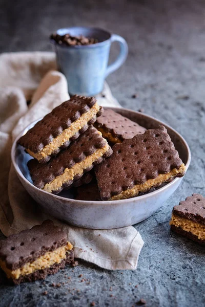 Сендвіч-печиво з какао, фаршироване горіхом та кавовою начинкою — стокове фото