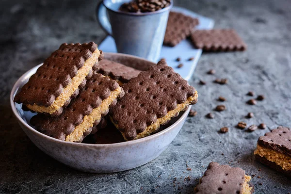 Сендвіч-печиво з какао, фаршироване горіхом та кавовою начинкою — стокове фото