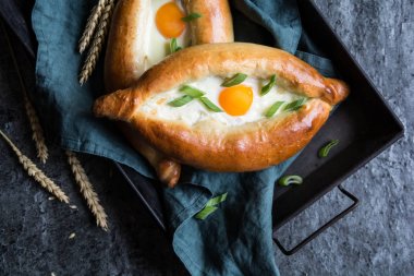 Khachapuri - Gürcü peynir ve yumurta ekmek dolu