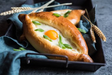 Khachapuri - Gürcü peynir ve yumurta ekmek dolu