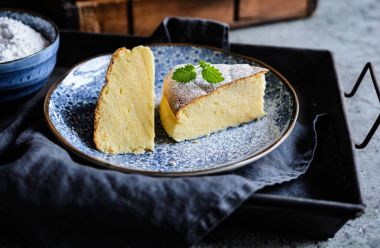 Pudra şekeri krema ile lezzetli Japon cheesecake