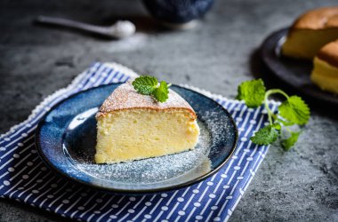 Pudra şekeri krema ile lezzetli Japon cheesecake