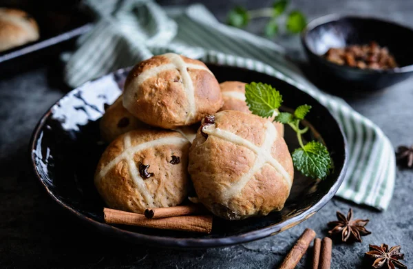 Горячий Крест булочки - Пасха сладкие пряные пироги с изюмом — стоковое фото
