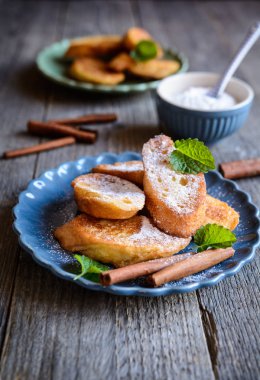 Torrijas - geleneksel İspanyol tatlı tarçın tost